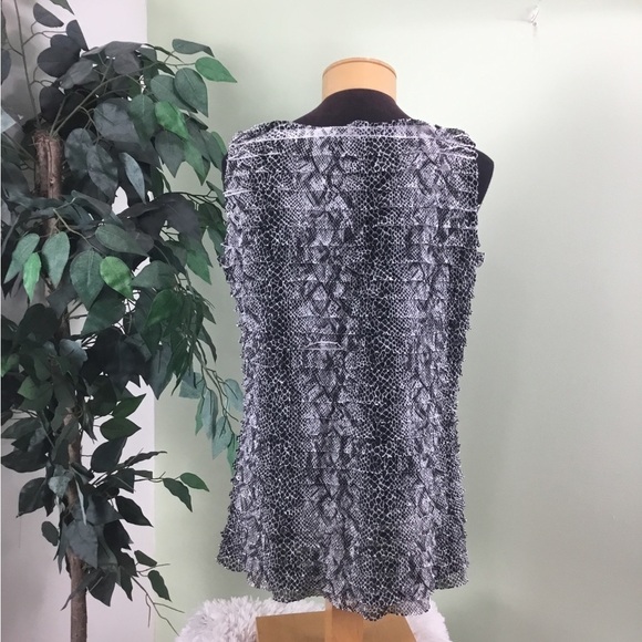 Notations large black and white layered ruffled sleeveless top
Fully lin… - Picture 3 of 14